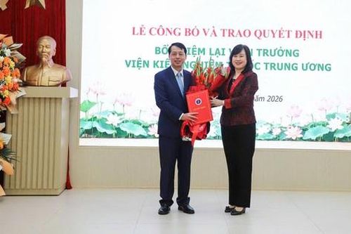 Bộ trưởng Đào Hồng Lan trao Quyết định bổ nhiệm lại Viện trưởng Viện Kiểm nghiệm thuốc Trung ương
