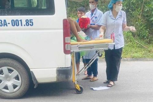Bác sĩ giúp sản phụ 'vượt cạn' trên xe cứu thương