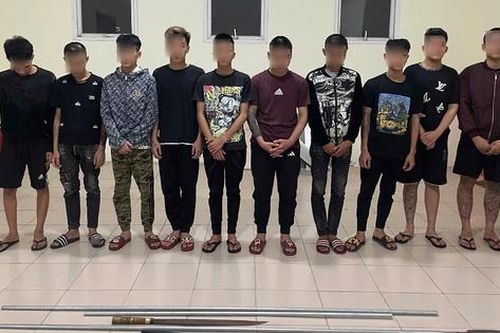 Bị đuổi đánh lúc rạng sáng, thiếu niên 16 tuổi lao lên vỉa hè đâm vào cột sắt tử vong