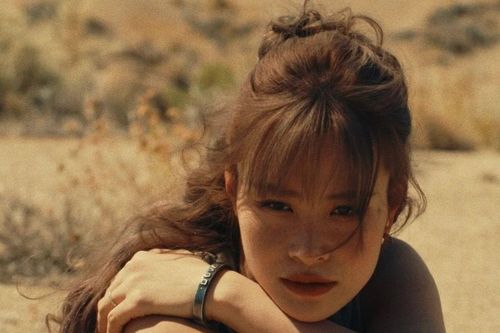 Đông Nhi hát về sự nghịch lý: Càng tỏa sáng càng cô độc