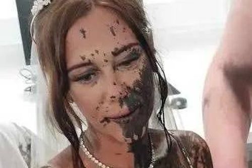 Cô dâu bị tạt sơn đen đầy mặt giữa đám cưới ở Anh