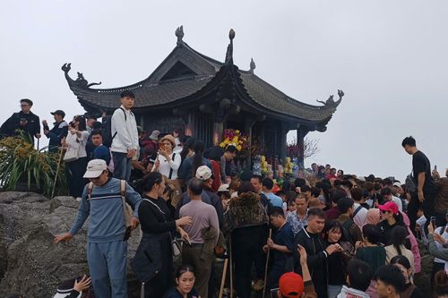 Cảnh báo khi du khách liên tục trượt ngã trên núi Yên Tử