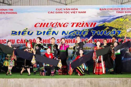 Biểu diễn nghệ thuật phục vụ cán bộ, chiến sĩ, nhân dân biên giới