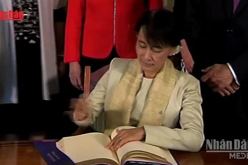 [Video] Myanmar ân xá cựu Tổng thống Win Myint, giảm án cho bà Aung San Suu Kyi