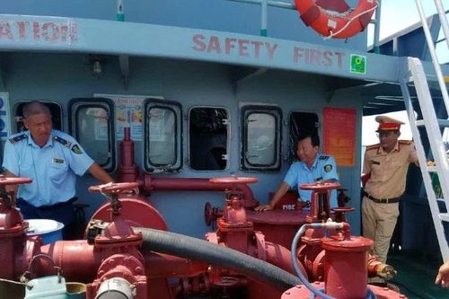 Phát hiện hai tàu chứa 10.000 lít dầu không rõ nguồn gốc