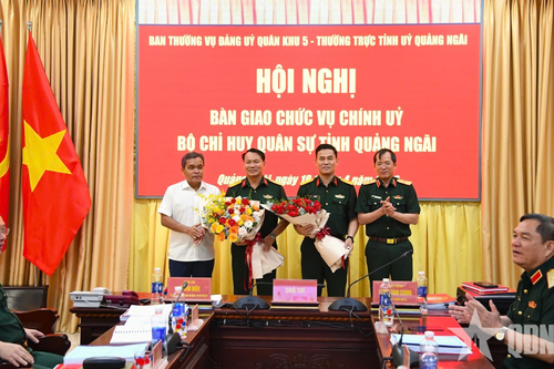 Quân khu 5: Bàn giao chức vụ Chính ủy Bộ CHQS tỉnh Quảng Ngãi