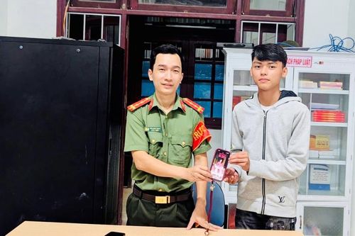 Tấm gương học sinh nhặt được của rơi trả lại người đánh mất