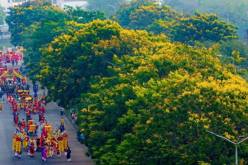 Rực rỡ sắc màu tại lễ rước Thánh Mẫu lên điện Huệ Nam