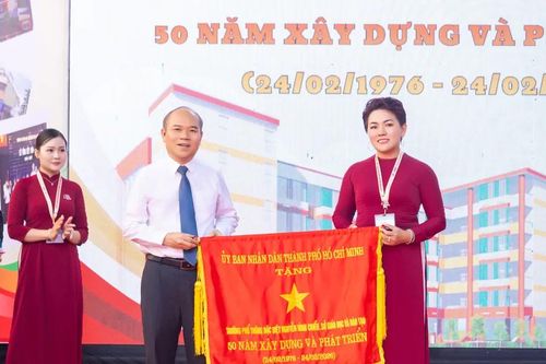 UBND TPHCM trao tặng cờ truyền thống cho Trường phổ thông đặc biệt Nguyễn Đình Chiểu