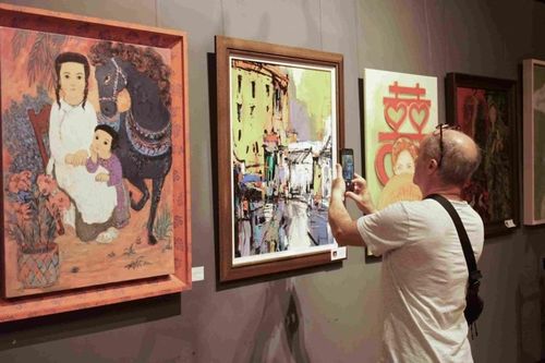 Triển lãm 'Phụ nữ vẽ Phụ nữ' ghi dấu ấn với du khách quốc tế