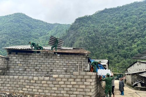Đồn Biên phòng Ngọc Côn giúp dân khắc phục hậu quả mưa dông, mưa đá