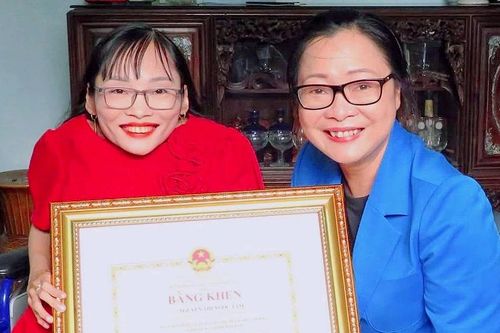 'Cô giáo thủy tinh' nhận khen thưởng của Bộ Giáo dục & Đào tạo