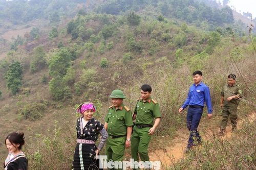Công an Lào Cai băng rừng, vượt núi, đến từng nhà test ma túy