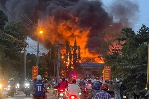 Cháy nhà xưởng cạnh cây xăng, người dân ở TPHCM hoảng hốt tháo chạy