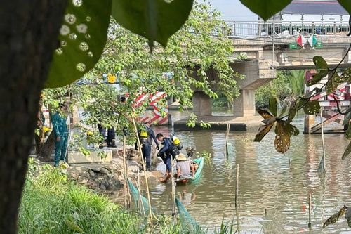 Tìm kiếm người đàn ông hành nghề xe ôm nghi nhảy cầu Xáng tự tử