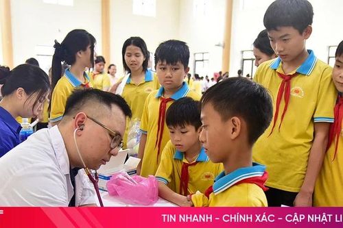 Khám bệnh miễn phí, tặng quà cho trẻ em và các trường học ở xã Vũ Quang