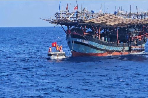 Cấp cứu kịp thời nạn nhân bị đột quỵ trên biển