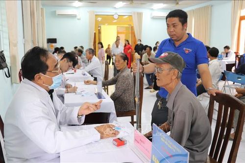 Chăm lo sức khỏe cho các đối tượng chính sách và nhân dân