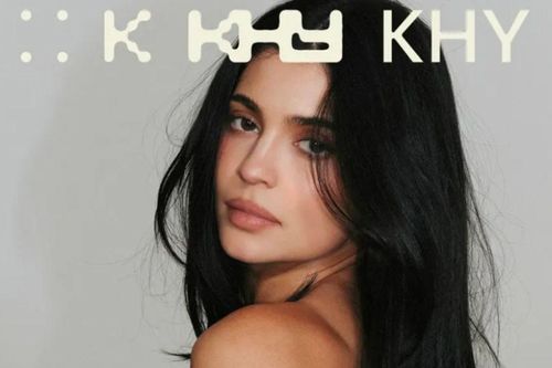 Kylie Jenner táo bạo thả dáng bán khỏa thân