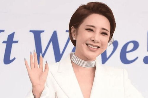 Nữ ca sĩ hạng A hối hận vì ném hơn 180 tỷ vào đồ hiệu