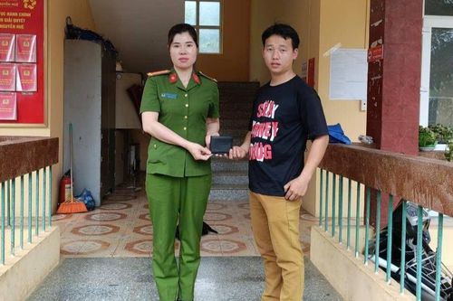 Nữ Phó Trưởng Công an xã trả lại ví tiền đựng giấy tờ nhặt được cho người dân