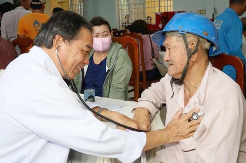 Khám bệnh, phát thuốc miễn phí và tặng 400 suất quà cho người dân xã Hòa Điền