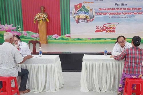 Khám bệnh, phát thuốc miễn phí và tặng quà cho người dân xã đảo Tiên Hải