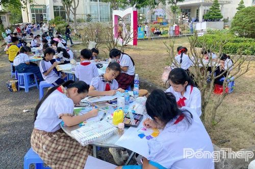 Đồng Tháp: Cuộc thi vẽ tranh 'Sách - Tri thức - Khát vọng phát triển đất nước'