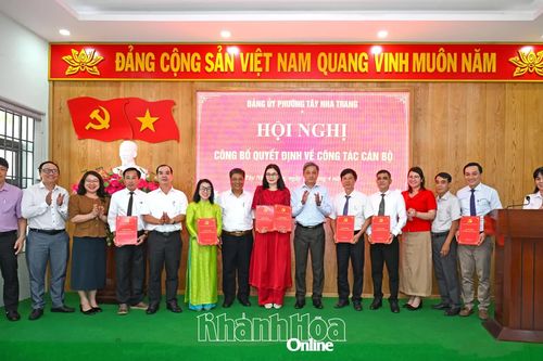 Phường Tây Nha Trang công bố, trao các quyết định về công tác cán bộ