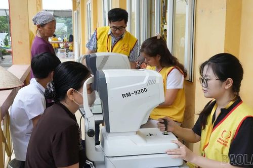 Gần 2.000 lượt người dân được khám bệnh, chăm sóc sức khỏe miễn phí