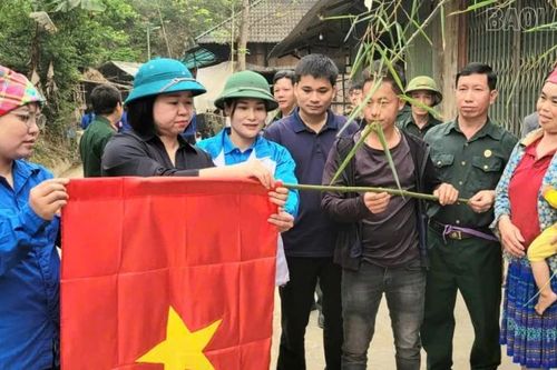 Ủy ban MTTQ Việt Nam xã Văn Chấn tổ chức 'Ngày thứ 7 cùng dân' tại thôn Pang Cáng