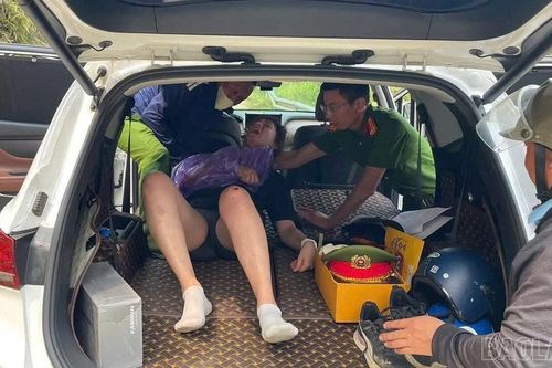 Công an xã Bản Hồ kịp thời cứu hộ 2 du khách Nam Phi gặp nạn