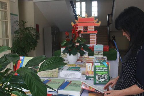 Trưng bày sách kỷ niệm 51 năm ngày thống nhất đất nước