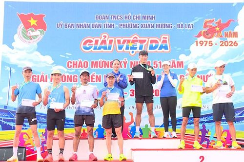 Hơn 800 người dự Giải chạy Việt dã mừng kỷ niệm 51 năm Ngày Giải phóng miền Nam, thống nhất đất nước