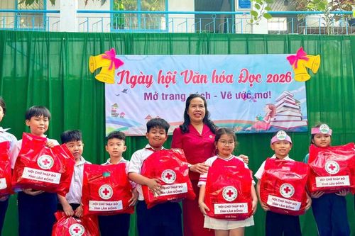 Trao 110 suất quà cho học sinh khó khăn tại phường Phan Thiết