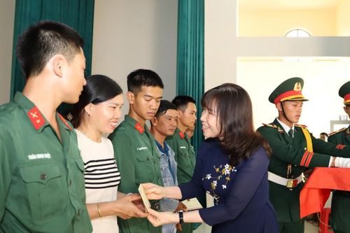 Gặp mặt cấp ủy, chính quyền địa phương và gia đình chiến sĩ mới