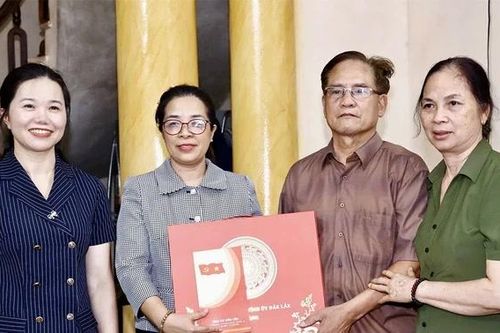 Đoàn công tác Ban Thường vụ Tỉnh ủy Đắk Lắk tặng quà gia đình chính sách tiêu biểu