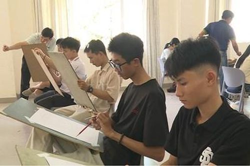 Đồng hành cùng thí sinh đam mê nghệ thuật