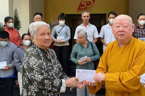 Ban Từ thiện xã hội Báo Giác Ngộ trao tiền ủng hộ của bạn đọc đến bệnh nhân nghèo