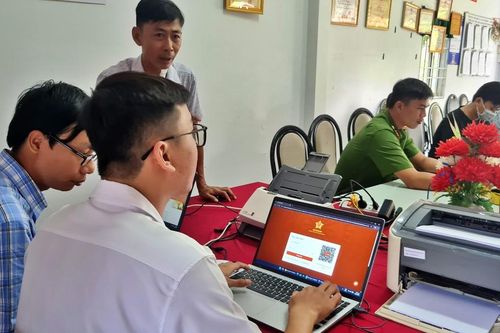 Mô hình 'Hành chính lưu động' đưa dịch vụ công đến gần người dân Cà Mau