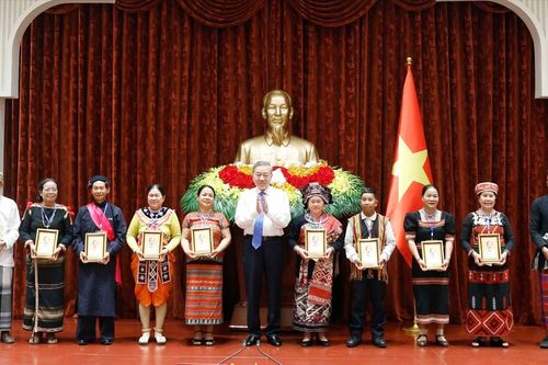 Các già làng, trưởng bản là nhân tố củng cố khối đại đoàn kết toàn dân