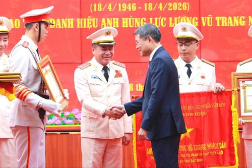 Trung tướng Nguyễn Thanh Tùng đón nhận danh hiệu Anh hùng LLVT