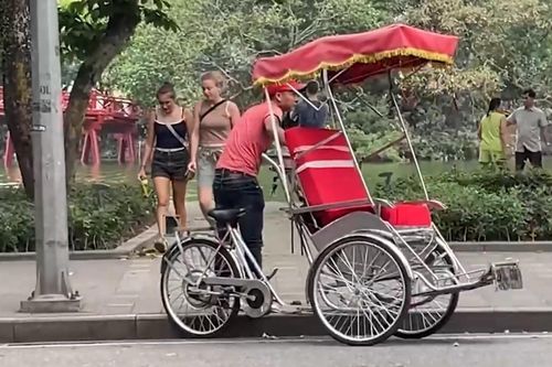 Xích lô điện tự chế: Tiện nhưng bất hợp pháp