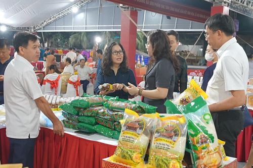 Không gian quảng bá sản phẩm làng nghề gắn kết Lễ hội Bình Đà