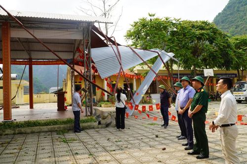 Phó Chủ tịch UBND tỉnh Hoàng Văn Thạch kiểm tra, chỉ đạo khắc phục hậu quả mưa đá, giông lốc
