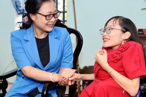 Vinh danh cô giáo 'xương thủy tinh' với lớp học '3 không'
