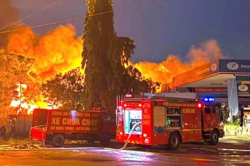 Lửa bao trùm nhà xưởng gần cây xăng ở Tân Hiệp, người dân hoảng hốt