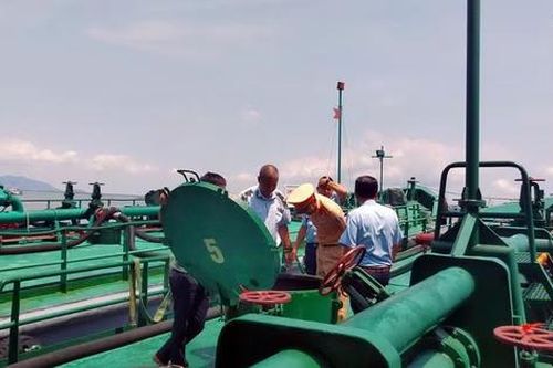 Xử phạt hơn 150 triệu đồng hai tàu chứa dầu không rõ nguồn gốc