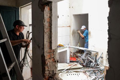 Người dân tháo dỡ, di dời trả mặt bằng thi công cầu 16.000 tỷ đồng ở Hà Nội