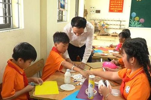 Tái chế rác thành tác phẩm nghệ thuật: Cách dạy học sáng tạo